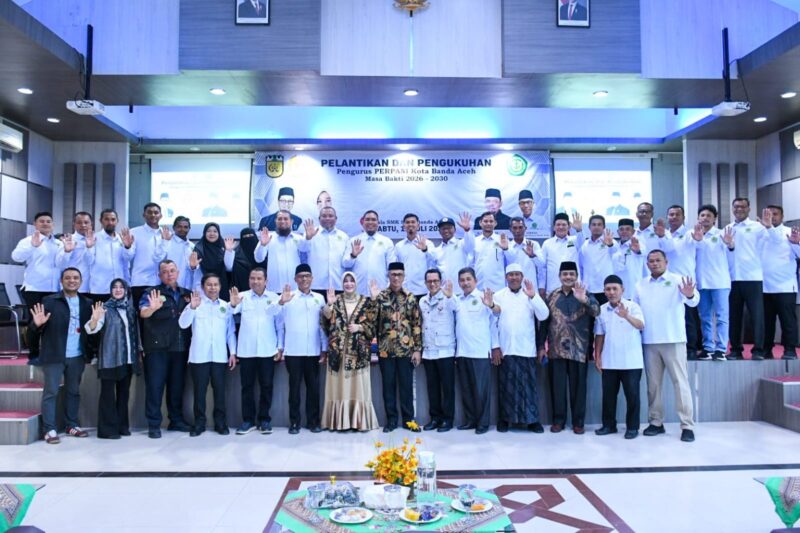 Wali Kota Banda Aceh, Illiza Sa’aduddin Djamal, berfoto bersama Ketua Pengprov Perpani Aceh, Prof. Dr. Nyak Amir, Ketua Pengcab Perpani Kota Banda Aceh Junaidi, jajaran pengurus Perpani, unsur KONI, serta para tamu undangan usai pengukuhan Pengurus Cabang Perpani Kota Banda Aceh masa bakti 2026–2030 di Aula SMK-SMTI Banda Aceh, Sabtu (11/7/2026). Foto: Dok. Prokopim Kota Banda Aceh