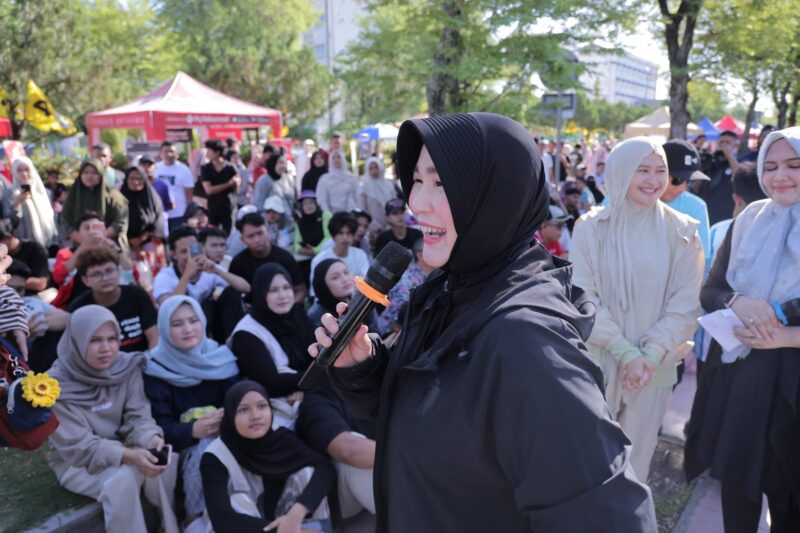 Wali Kota Banda Aceh, Illiza Sa’aduddin Djamal, menyapa masyarakat saat menghadiri Car Free Day yang diramaikan dengan nonton bareng Piala Dunia Antarnegara, bazar UMKM, dan berbagai kegiatan interaktif di Jalan Tgk. H. Daud Beureueh, Minggu (12/7/2026). Foto: Dok. Prokopim Kota Banda Aceh