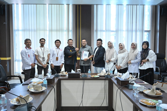 YARA Banda Aceh menyerahkan usulan regulasi bantuan hukum kepada DPRK Banda Aceh sebagai upaya memperkuat akses keadilan bagi masyarakat kurang mampu, Selasa (7/7/2026). Foto: Dok. DPRK Banda Aceh