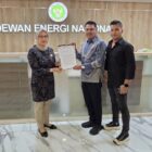 Wakil Ketua DPRK Banda Aceh Daniel Abdul Wahab bersama Ketua Fraksi NasDem DPRK Banda Aceh Abdul Rafur menyerahkan surat usulan penguatan sistem kelistrikan Banda Aceh kepada Anggota Dewan Energi Nasional (DEN) Dr. Sripeni Inten Cahyani di Jakarta, Selasa (7/7/2026). Foto: Dok. DPRK Banda Aceh