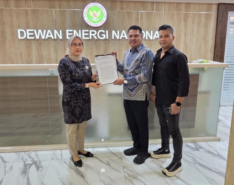 Wakil Ketua DPRK Banda Aceh Daniel Abdul Wahab bersama Ketua Fraksi NasDem DPRK Banda Aceh Abdul Rafur menyerahkan surat usulan penguatan sistem kelistrikan Banda Aceh kepada Anggota Dewan Energi Nasional (DEN) Dr. Sripeni Inten Cahyani di Jakarta, Selasa (7/7/2026). Foto: Dok. DPRK Banda Aceh