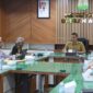 Sekda Aceh, M. Nasir, S.IP, MPA, saat menerima kunjungan manajemen PT Indoasia Oil Tank Terminal dalam rangka membahas rencana investasi perusahaan pada sektor hilirisasi gas melalui pembangunan pabrik metanol di Lhokseumawe, di Ruang Rapat Sekda Aceh, Banda Aceh, Senin (13/7/2026). Foto: Dok. Biro Adpim Setda Aceh