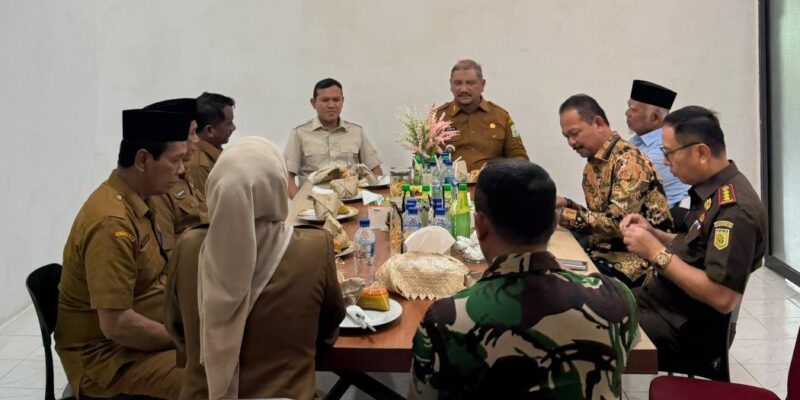 Wakil Gubernur Aceh memimpin rapat koordinasi percepatan rehabilitasi dan rekonstruksi pascabencana bersama Bupati Aceh Tamiang di Kantor Koramil 08/Rantau, Senin (13/7/2026). Foto: Dok. Biro Adpim Setda Aceh 