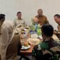 Wakil Gubernur Aceh memimpin rapat koordinasi percepatan rehabilitasi dan rekonstruksi pascabencana bersama Bupati Aceh Tamiang di Kantor Koramil 08/Rantau, Senin (13/7/2026). Foto: Dok. Biro Adpim Setda Aceh 