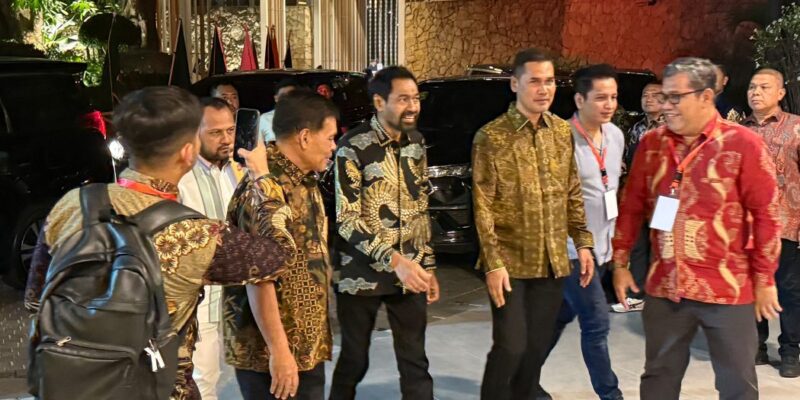 Gubernur Aceh, H. Muzakir Manaf, didampingi Sekda Aceh, M. Nasir, S.IP. MPA, Asisten Pemerintahan, Keistimewaan Aceh dan Kesejahteraan Rakyat Sekda Aceh, Drs. Syakir, M.Si, Asisten Perekonomian dan Pembangunan Sekda Aceh, Ir. T. Robby Irza, S.SiT, MT, dan para Kepala SKPA terkait, menghadiri Rapat Kerja dan Musyawarah Nasional Luar Biasa (Munaslub) Asosiasi Pemerintah Provinsi Seluruh Indonesia (APPSI), di Ballroom Mandura Aruna Senggigi Resort & Convention, Lombok, Kamis, (16/7/2026). Foto: Dok. Biro Adpim Setda Aceh