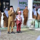 Bupati Aceh Barat Tarmizi SP, MM memberikan arahan kepada para siswa saat memimpin upacara hari pertama masuk sekolah di SD Negeri 2 Meulaboh, Senin (13/7/2026). Foto: Dok. Pemkab Aceh Barat