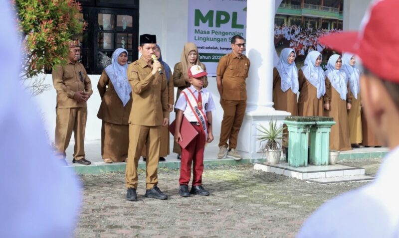 Bupati Aceh Barat Tarmizi SP, MM memberikan arahan kepada para siswa saat memimpin upacara hari pertama masuk sekolah di SD Negeri 2 Meulaboh, Senin (13/7/2026). Foto: Dok. Pemkab Aceh Barat