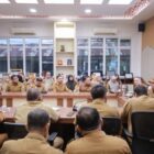 Bupati Aceh Barat Tarmizi SP, MM memimpin rapat koordinasi bersama jajaran Dinas PUPR dan Dinas Perumahan Rakyat dan Kawasan Permukiman (Perkim) Kabupaten Aceh Barat di Kantor PUPR, Selasa (14/7/2026). Foto: Dok. Pemkab Aceh Barat