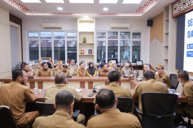 Bupati Aceh Barat Tarmizi SP, MM memimpin rapat koordinasi bersama jajaran Dinas PUPR dan Dinas Perumahan Rakyat dan Kawasan Permukiman (Perkim) Kabupaten Aceh Barat di Kantor PUPR, Selasa (14/7/2026). Foto: Dok. Pemkab Aceh Barat