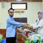 Wakil Bupati Aceh Barat, Said Fadheil, SH menyerahkan dokumen jawaban Bupati terhadap pemandangan umum DPRK mengenai Rancangan Qanun (Raqan) Pertanggungjawaban Pelaksanaan APBK Tahun Anggaran 2025 kepada pimpinan sidang dalam Rapat Paripurna III Masa Sidang II DPRK Aceh Barat di Meulaboh, Rabu (15/7/2026). Foto: Dok. Pemkab Aceh Barat