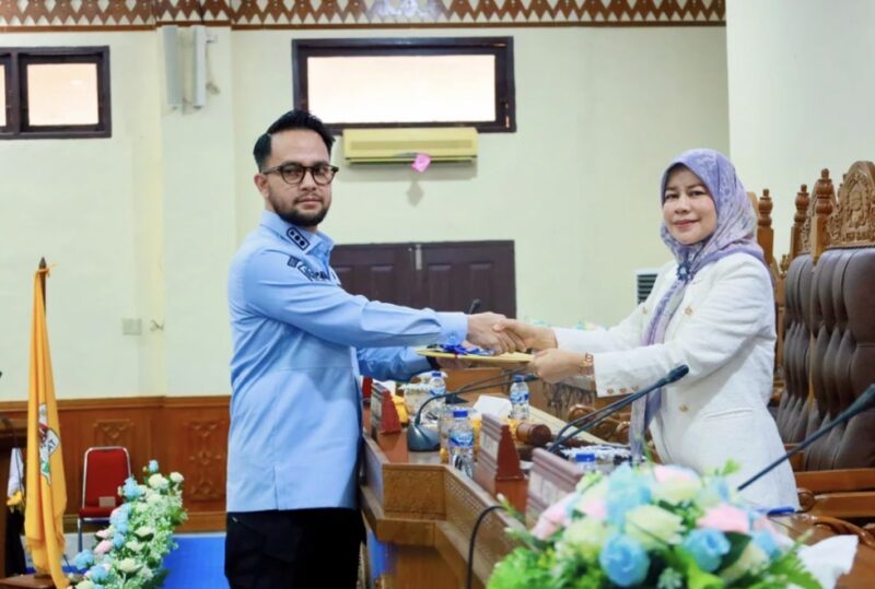 Wakil Bupati Aceh Barat, Said Fadheil, SH menyerahkan dokumen jawaban Bupati terhadap pemandangan umum DPRK mengenai Rancangan Qanun (Raqan) Pertanggungjawaban Pelaksanaan APBK Tahun Anggaran 2025 kepada pimpinan sidang dalam Rapat Paripurna III Masa Sidang II DPRK Aceh Barat di Meulaboh, Rabu (15/7/2026). Foto: Dok. Pemkab Aceh Barat