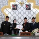 Wali Kota Banda Aceh Illiza Sa’aduddin Djamal menyerahkan Raqan Pertanggungjawaban Pelaksanaan APBK 2025 kepada DPRK Banda Aceh sekaligus menyampaikan capaian opini WTP ke-18 berturut-turut dari BPK RI, Senin (13/7/2026). Foto: Dok. Prokopim Kota Banda Aceh