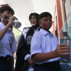 Wali Kota Banda Aceh Illiza Sa’aduddin Djamal meresmikan model sarana Water, Sanitation, and Hygiene (WASH) di SMP Negeri 9 Banda Aceh, Rabu (15/7/2026). Foto: Dok. Prokopim Kota Banda Aceh