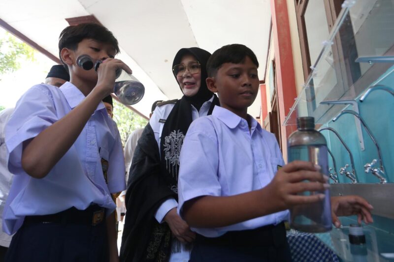 Wali Kota Banda Aceh Illiza Sa’aduddin Djamal meresmikan model sarana Water, Sanitation, and Hygiene (WASH) di SMP Negeri 9 Banda Aceh, Rabu (15/7/2026). Foto: Dok. Prokopim Kota Banda Aceh