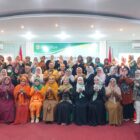 Wakil Wali Kota Banda Aceh Afdhal Khalilullah foto bersama peserta Sosialisasi Pencegahan KDRT yang digelar Pemko Banda Aceh melalui DP3AP2KB, Selasa (14/7/2026). Foto: Dok. Diskominfo Kota Banda Aceh