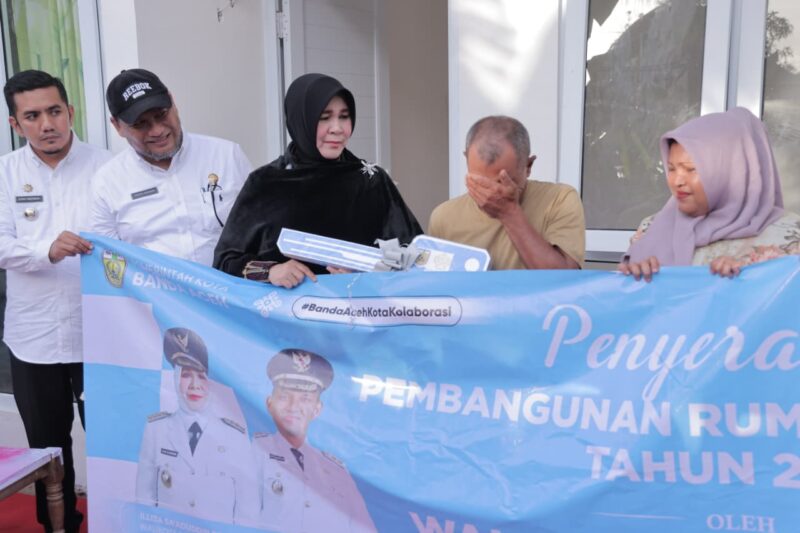 Wali Kota Banda Aceh Illiza Sa’aduddin Djamal menyerahkan kunci rumah layak huni kepada warga penerima manfaat di Kecamatan Ulee Kareng, Rabu (15/7/2026). Foto: Dok. Prokopim Kota Banda Aceh