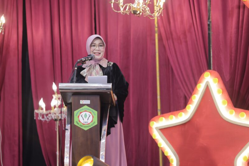 Wali Kota Banda Aceh Illiza Sa’aduddin Djamal memberikan sambutan pada pengukuhan 232 lulusan SMK SMTI Banda Aceh Angkatan ke-57, Kamis (16/7/2026). Foto: Dok. Prokopim Kota Banda Aceh