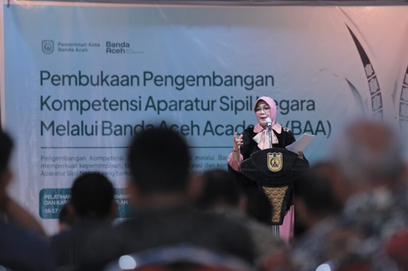 Wali Kota Banda Aceh Illiza Sa’aduddin Djamal membuka pelatihan pengembangan kompetensi ASN melalui Banda Aceh Academy (BAA) di Aula Gedung Mawardy Nurdin, Balai Kota Banda Aceh, Kamis (16/7/2026). Foto: Dok. Prokopim Kota Banda Aceh