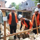 Ketua DPRK Banda Aceh, Irwansyah ST didampingi Kepala Kepala Dinas Perumahan Rakyat dan Kawasan Permukiman (Perkim) Kota Banda Aceh, Hendra Gunawan melakukan Peletakan Baru Pertama Pembangunan Rumah Kayak Huni di Gampong Lhong Raya, Kamis (16/7/2026). Foto: Dok. DPRK Banda Aceh
