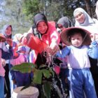 Wali Kota Banda Aceh Illiza Sa'aduddin Djamal bersama Ketua TP PKK Banda Aceh dan para Bunda PAUD Kecamatan melakukan penanaman pohon sebagai simbol kepedulian terhadap lingkungan pada peringatan Hari Anak Nasional 2026 di Hutan Kota Tibang, Sabtu (18/7/2026). Foto: Dok. Prokopim Kota Banda Aceh