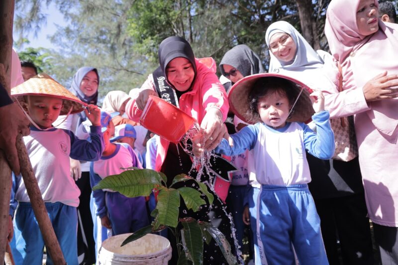 Wali Kota Banda Aceh Illiza Sa'aduddin Djamal bersama Ketua TP PKK Banda Aceh dan para Bunda PAUD Kecamatan melakukan penanaman pohon sebagai simbol kepedulian terhadap lingkungan pada peringatan Hari Anak Nasional 2026 di Hutan Kota Tibang, Sabtu (18/7/2026). Foto: Dok. Prokopim Kota Banda Aceh
