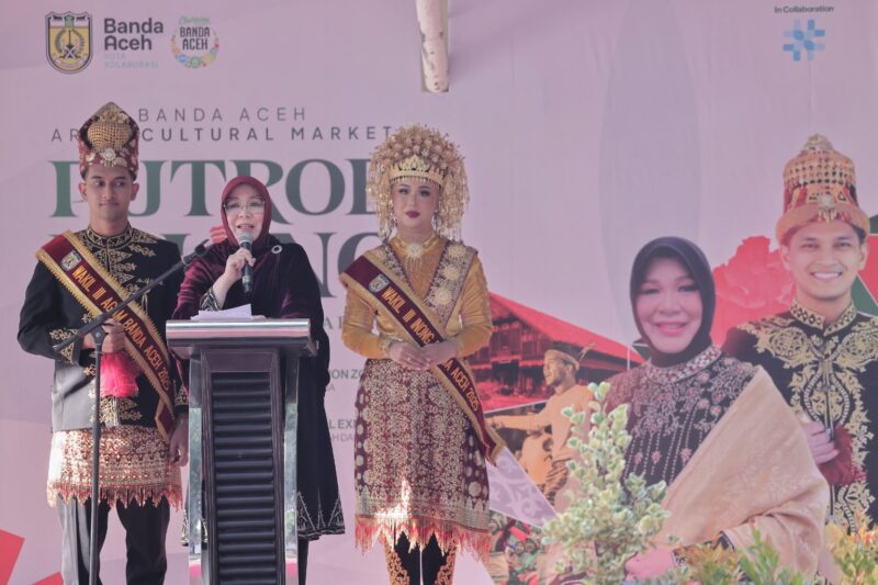 Wali Kota Banda Aceh Illiza Sa'aduddin Djamal membuka Banda Aceh Art and Cultural Market di Taman Putroe Phang, Sabtu (18/7/2026). Foto: Dok. Prokopim Kota Banda Aceh