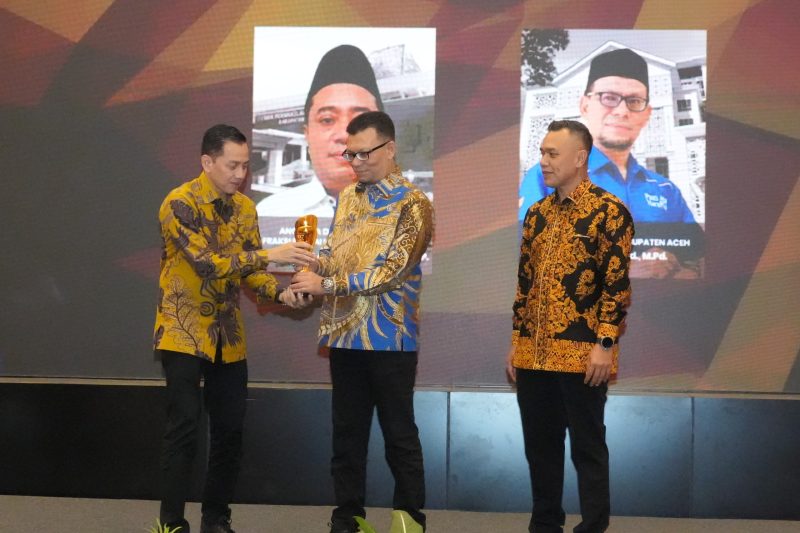 Wakil Ketua DPRK Banda Aceh Dr. Musriadi, S.Pd., M.Pd. menerima Pemred Award 2026 kategori Legislatif Kota/Kabupaten Terbaik Bidang Komunikasi dan Informasi Publik pada malam puncak HUT ke-3 Forum Pimpinan Redaksi Multimedia Indonesia di Yogyakarta, Sabtu (18/7/2026). Foto: Dok. Diskominfo Kota Banda Aceh
