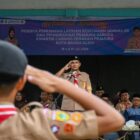 Wakil Wali Kota Banda Aceh Afdhal Khalilullah menjadi pembina upacara pada Perkemahan Pemusatan Latihan Kontingen Jambore Nasional XII dan Pelantikan Pramuka Garuda Kwartir Cabang Gerakan Pramuka Kota Banda Aceh di SMP Negeri 6 Banda Aceh, Sabtu (18/7/2026). Foto: Dok. Prokopim Kota Banda Aceh