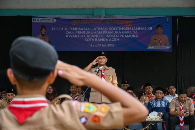 Wakil Wali Kota Banda Aceh Afdhal Khalilullah menjadi pembina upacara pada Perkemahan Pemusatan Latihan Kontingen Jambore Nasional XII dan Pelantikan Pramuka Garuda Kwartir Cabang Gerakan Pramuka Kota Banda Aceh di SMP Negeri 6 Banda Aceh, Sabtu (18/7/2026). Foto: Dok. Prokopim Kota Banda Aceh