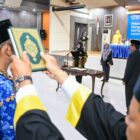 Wali Kota Banda Aceh Illiza Sa'aduddin Djamal melantik dan mengambil sumpah jabatan 24 pejabat pendidikan yang terdiri atas 22 kepala sekolah dan dua pengawas di Aula Mawardy Nurdin, Balai Kota Banda Aceh, Senin (20/7/2026). Foto: Dok. Prokopim Kota Banda Aceh