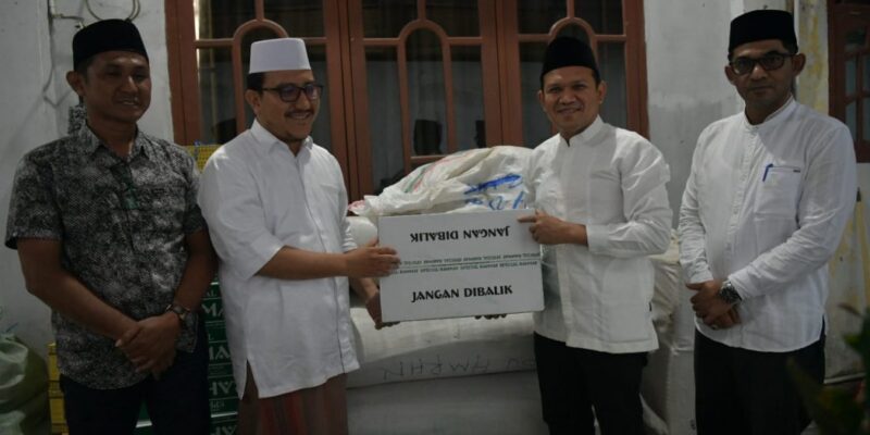 Wakil Gubernur Aceh, H. Fadhlullah, saat menyerahkan bantuan perlengkapan shalat untuk Pesantren Darul Ihsan Al-Waliyah, yang diterima oleh Abi Sahal Tastari Waly, SE, MM, di Gampong Pawoh, Kec. Labuhan Haji, Aceh Selatan, Minggu, (19/7/2026). Foto: Dok. Biro Adpim Setda Aceh