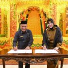 Wali Kota Banda Aceh Illiza Sa’aduddin Djamal bersama Ketua Pengadilan Negeri Banda Aceh Dr. Teuku Syarafi menandatangani Naskah Perjanjian Hibah aset renovasi tetap di Banda Aceh, Selasa (21/7/2026). Foto: Dok. Prokopim Kota Banda Aceh