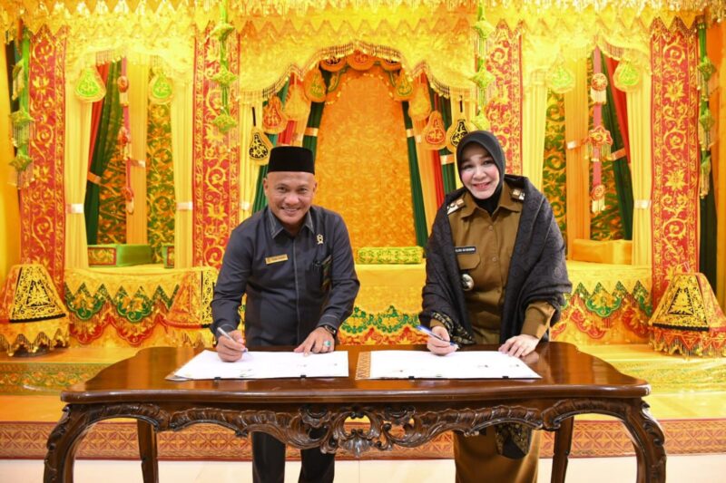 Wali Kota Banda Aceh Illiza Sa’aduddin Djamal bersama Ketua Pengadilan Negeri Banda Aceh Dr. Teuku Syarafi menandatangani Naskah Perjanjian Hibah aset renovasi tetap di Banda Aceh, Selasa (21/7/2026). Foto: Dok. Prokopim Kota Banda Aceh