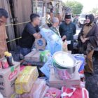 Wali Kota Banda Aceh Illiza Sa’aduddin Djamal didampingi jajaran Pemko Banda Aceh meninjau lokasi kebakaran sekaligus menyerahkan bantuan masa panik kepada warga terdampak di Gampong Lamdingin, Selasa (21/7/2026). Foto: Dok. Prokopim Kota Banda Aceh