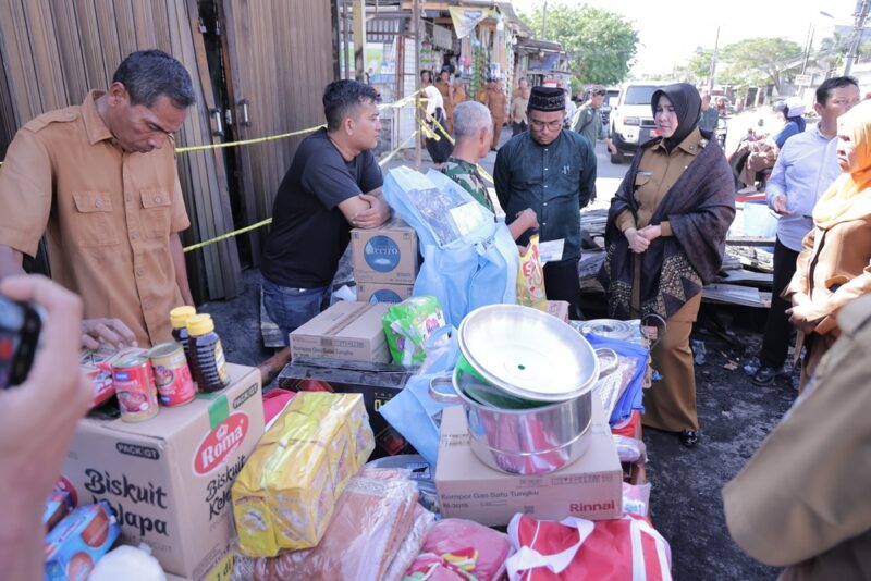 Wali Kota Banda Aceh Illiza Sa’aduddin Djamal didampingi jajaran Pemko Banda Aceh meninjau lokasi kebakaran sekaligus menyerahkan bantuan masa panik kepada warga terdampak di Gampong Lamdingin, Selasa (21/7/2026). Foto: Dok. Prokopim Kota Banda Aceh