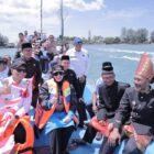 Wali Kota Banda Aceh Illiza Sa’aduddin Djamal membuka Festival Kenduri Laot dan Kenduri Anak Nelayan Aceh di Dermaga Panglima Laot Lhok Kuala Cangkoi, Ulee Lheue, Banda Aceh, Rabu (22/7/2026). Foto: Dok. Prokopim Kota Banda Aceh