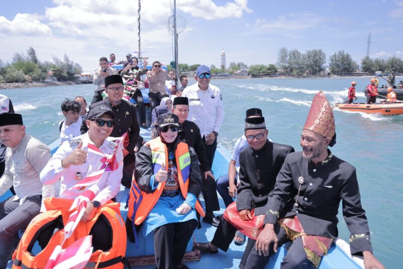 Wali Kota Banda Aceh Illiza Sa’aduddin Djamal membuka Festival Kenduri Laot dan Kenduri Anak Nelayan Aceh di Dermaga Panglima Laot Lhok Kuala Cangkoi, Ulee Lheue, Banda Aceh, Rabu (22/7/2026). Foto: Dok. Prokopim Kota Banda Aceh