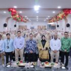 Wali Kota Banda Aceh Illiza Sa’aduddin Djamal berfoto bersama jajaran OJK Provinsi Aceh, FK-IJK Aceh, dan peserta usai membuka Pelatihan Frontliner Excellence for Consumer Protection 2026 di Banda Aceh, Kamis (23/7/2026). Foto: Dok. Prokopim Kota Banda Aceh
