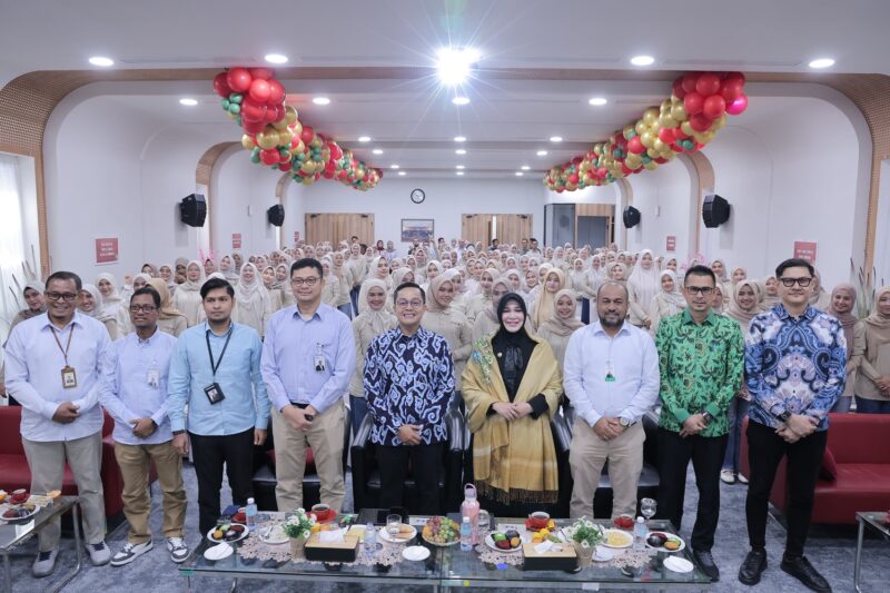 Wali Kota Banda Aceh Illiza Sa’aduddin Djamal berfoto bersama jajaran OJK Provinsi Aceh, FK-IJK Aceh, dan peserta usai membuka Pelatihan Frontliner Excellence for Consumer Protection 2026 di Banda Aceh, Kamis (23/7/2026). Foto: Dok. Prokopim Kota Banda Aceh