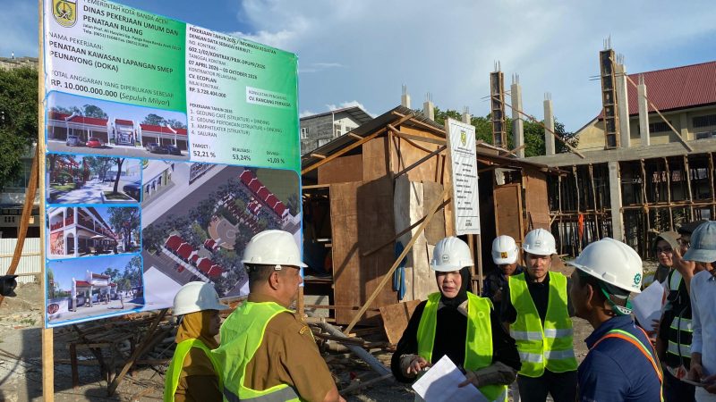 Wali Kota Banda Aceh Illiza Sa’aduddin Djamal meninjau progres penataan kawasan Pasar SMEP Peunayong yang diproyeksikan menjadi pusat perdagangan, UMKM, dan wisata sejarah, Selasa (21/7/2026). Foto: Dok. Diskominfo Kota Banda Aceh