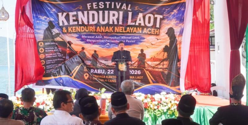 Ketua Majelis Adat Aceh (MAA) Kota Banda Aceh, Tgk. Ameer Hamzah, menyampaikan sambutan pada Festival Khanduri Laot dan Khanduri Aneuk Nelayan di Lhok Kuala Cangkoi, Ulee Lheue, Banda Aceh, Rabu (22/7/2026). Foto: Dok. Prokopim Kota Banda Aceh