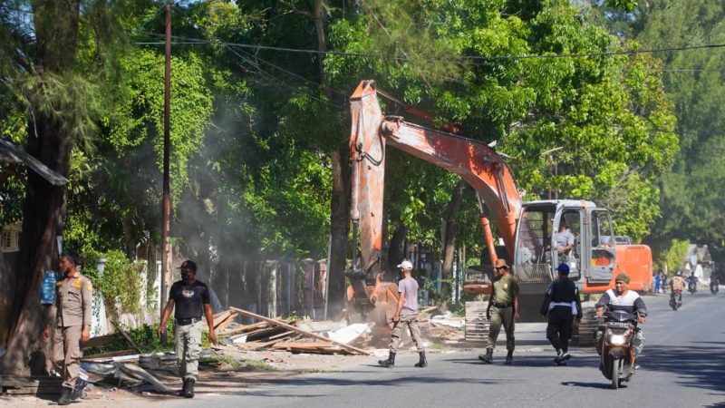 Pemerintah Kota Banda Aceh mengerahkan 353 personel gabungan untuk menertibkan lapak PKL dan bangunan liar di kawasan Darussalam, Kamis (23/7/2026). Foto: Dok. Diskominfo Kota Banda Aceh
