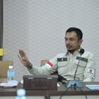 Anggota Komisi I DPRK Banda Aceh, Teuku Arief Khalifah, menyampaikan pandangannya terkait anggaran operasional Satpol PP dan Wilayatul Hisbah (WH) di Banda Aceh. Foto: Dok. DPRK Banda Aceh
