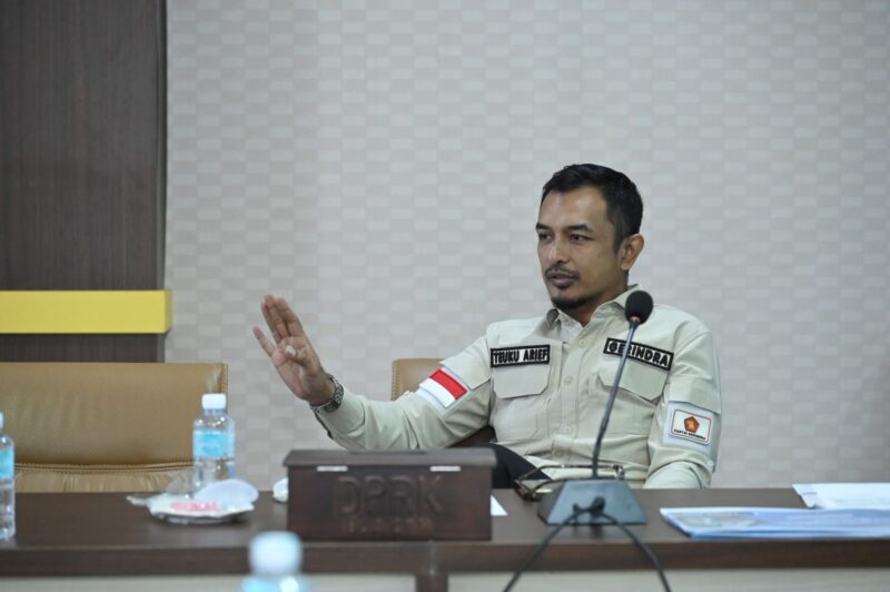 Anggota Komisi I DPRK Banda Aceh, Teuku Arief Khalifah, menyampaikan pandangannya terkait anggaran operasional Satpol PP dan Wilayatul Hisbah (WH) di Banda Aceh. Foto: Dok. DPRK Banda Aceh