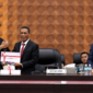 Gubernur Aceh Muzakir Manaf (Mualem) menerima dokumen rekapitulasi aspirasi masyarakat hasil Reses II Tahun 2026 yang diserahkan oleh pimpinan DPRA pada Rapat Paripurna di Banda Aceh, Rabu (22/7/2026) malam. Foto: Dok. DPRA