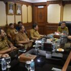 Wakil Gubenur Aceh, H. Fadhlullah, didampingi Asisten Perekonomian dan Pembangunan Sekda Aceh, Ir. T. Robby Irza, S.SiT, MT, Kepala Bappeda Aceh, Dr. Ir. Zulkifli, M.Si, Karo Adpim Setda Aceh, Akkar Arafat, S.STP, M.Si, dan Kalaks BPBA, Bahron Bakti, ST, MT, saat mengikuti Rapat Pembahasan Pembangunan Hunian Tetap (HUNTAP) pada Wilayah terdampak Bencana Sumatera yang diselenggarakan Kemendagri RI secara virtual, dari Ruang Rapat Wakil Gubernur Aceh, Banda Aceh, Selasa, (21/7/2026). Foto: Dok. Biro Adpim Setda Aceh