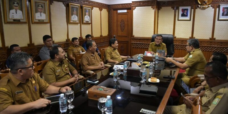 Wakil Gubenur Aceh, H. Fadhlullah, didampingi Asisten Perekonomian dan Pembangunan Sekda Aceh, Ir. T. Robby Irza, S.SiT, MT, Kepala Bappeda Aceh, Dr. Ir. Zulkifli, M.Si, Karo Adpim Setda Aceh, Akkar Arafat, S.STP, M.Si, dan Kalaks BPBA, Bahron Bakti, ST, MT, saat mengikuti Rapat Pembahasan Pembangunan Hunian Tetap (HUNTAP) pada Wilayah terdampak Bencana Sumatera yang diselenggarakan Kemendagri RI secara virtual, dari Ruang Rapat Wakil Gubernur Aceh, Banda Aceh, Selasa, (21/7/2026). Foto: Dok. Biro Adpim Setda Aceh