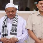Wakil Gubernur Aceh, H. Fadhlullah, foto bersama dengan Tgk. H. Muhammad Ali (Abu Paya Pasi) saat bersilaturahmi di kompleks Dayah Bustanul Huda, Kec. Julok, Aceh Timur, Rabu (22/7/2026). Foto: Dok. Biro Adpim Setda Aceh