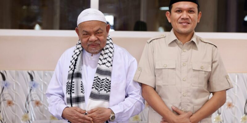 Wakil Gubernur Aceh, H. Fadhlullah, foto bersama dengan Tgk. H. Muhammad Ali (Abu Paya Pasi) saat bersilaturahmi di kompleks Dayah Bustanul Huda, Kec. Julok, Aceh Timur, Rabu (22/7/2026). Foto: Dok. Biro Adpim Setda Aceh