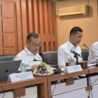 Sekda Aceh, M. Nasir, S.IP, MPA, saat mengikuti Rapat Kerja Reses bersama Komisi IX DPR-RI Masa Persidangan V Tahun Sidang 2025-2026 ke Provinsi Aceh, di Gedung Serba Guna Setda Aceh, Banda Aceh, Rabu (22/7/2026). Foto: Dok. Biro Adpim Setda Aceh
